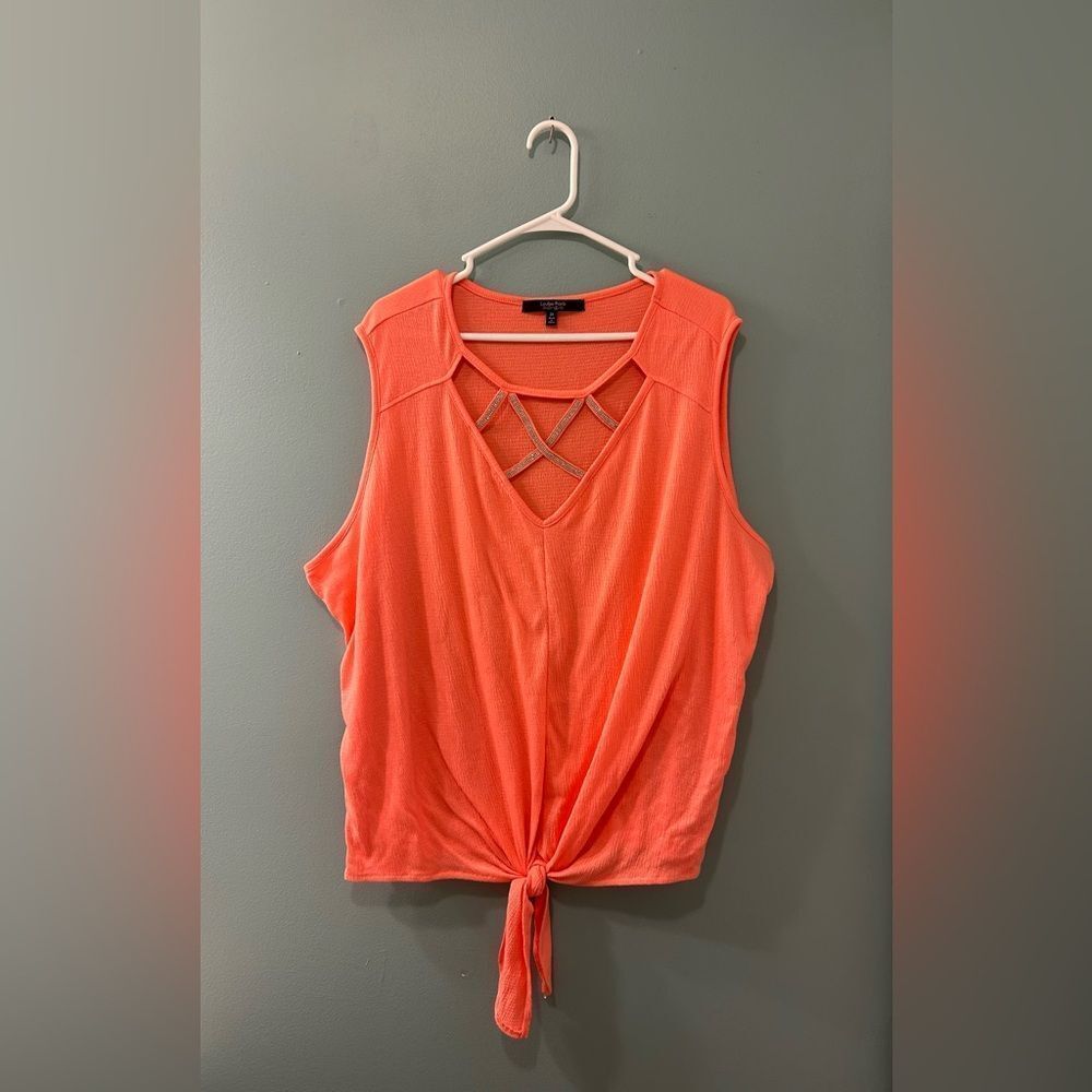 NWOT … LOUISE PARIS “Size: 3X”Sleeveless Blouse with Knot Detail